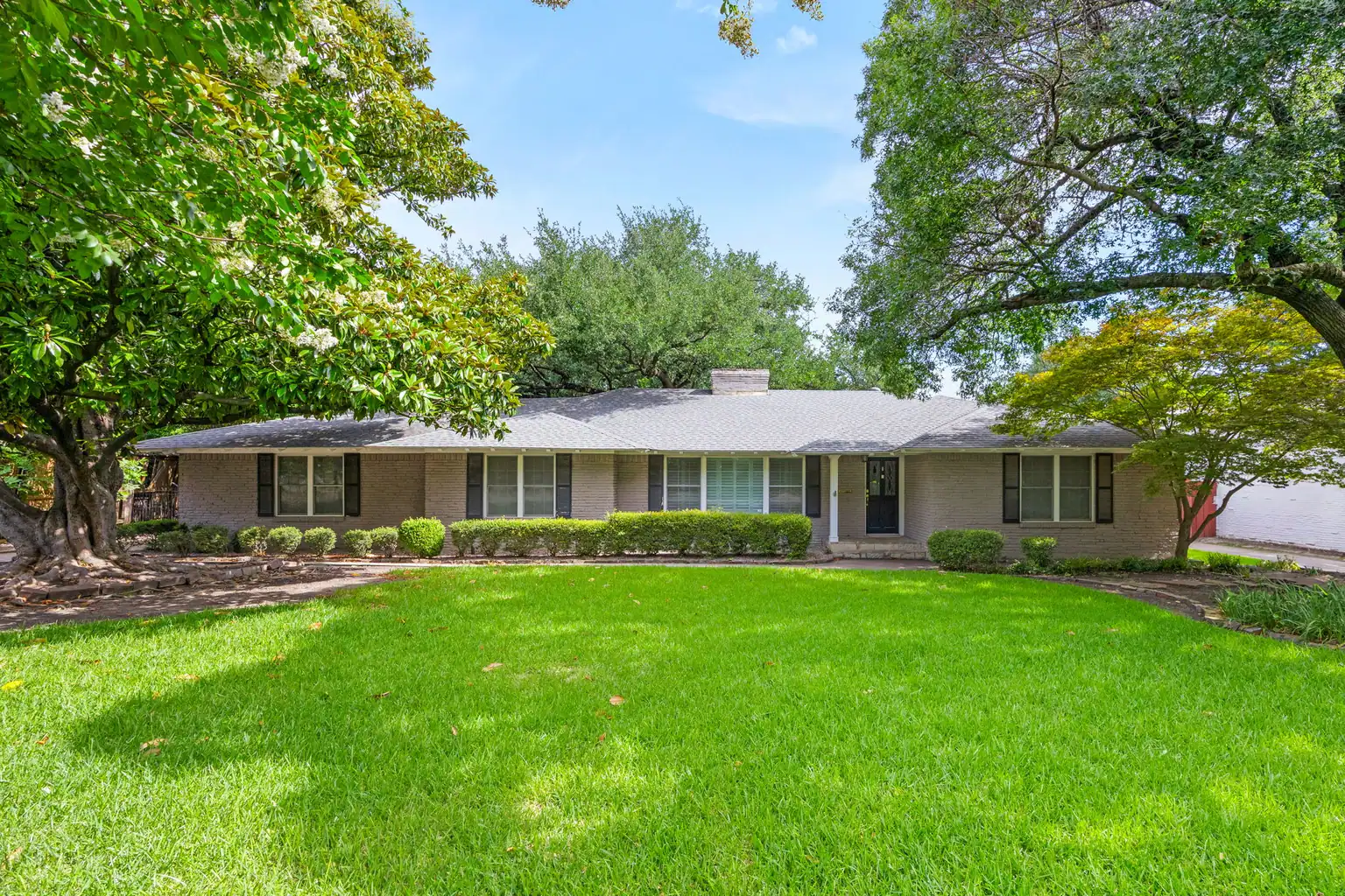 Single Family Home in Dallas, TX, Lofty